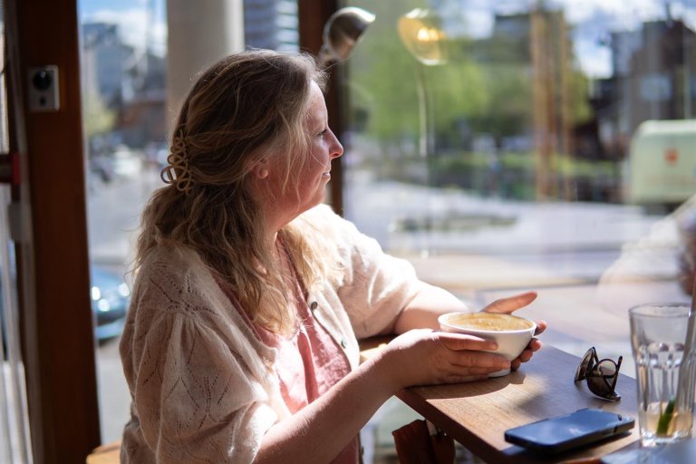 Cornelia Camilla Kløvfjelds sitter på Kafe med en herlig kopp