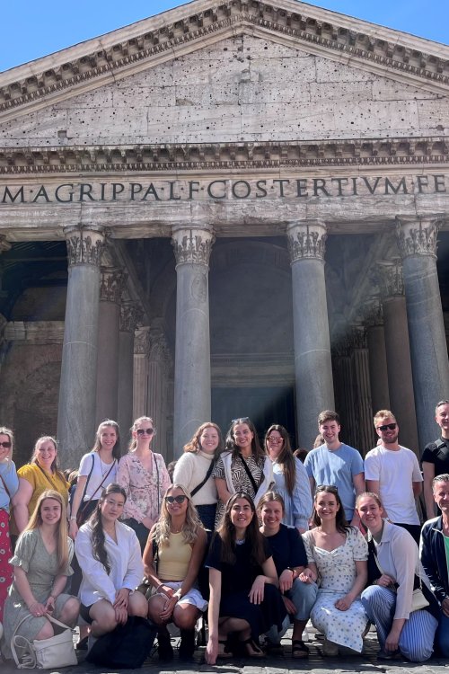 Fellesbilde fra Roma med KRLE 2 studentene - april 2022